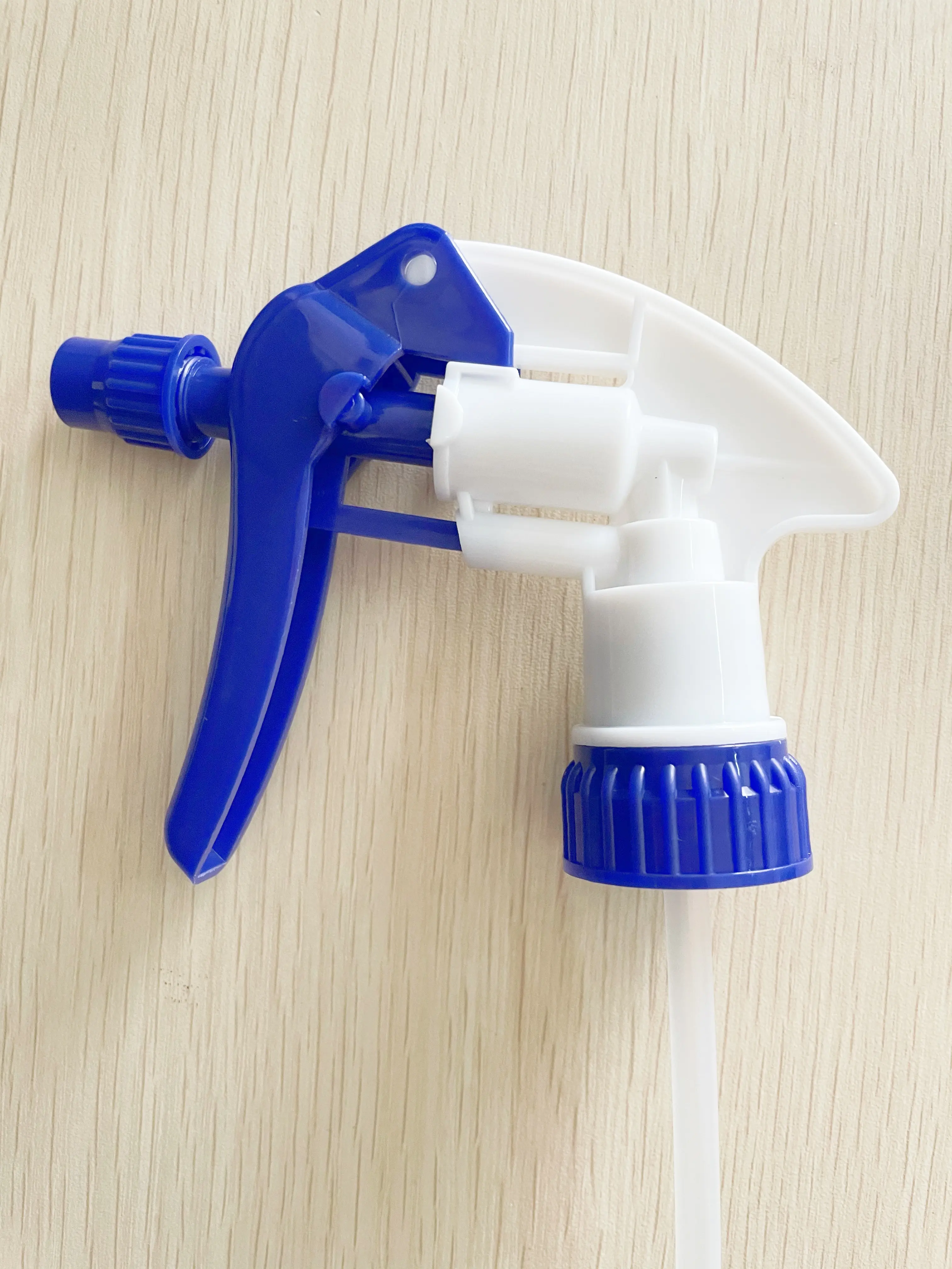 Wholesale Hot Selling Factory Customized 28/400 blue/white Trigger Sprayer D Type Plastic chemical resistant Trigger Sprayer