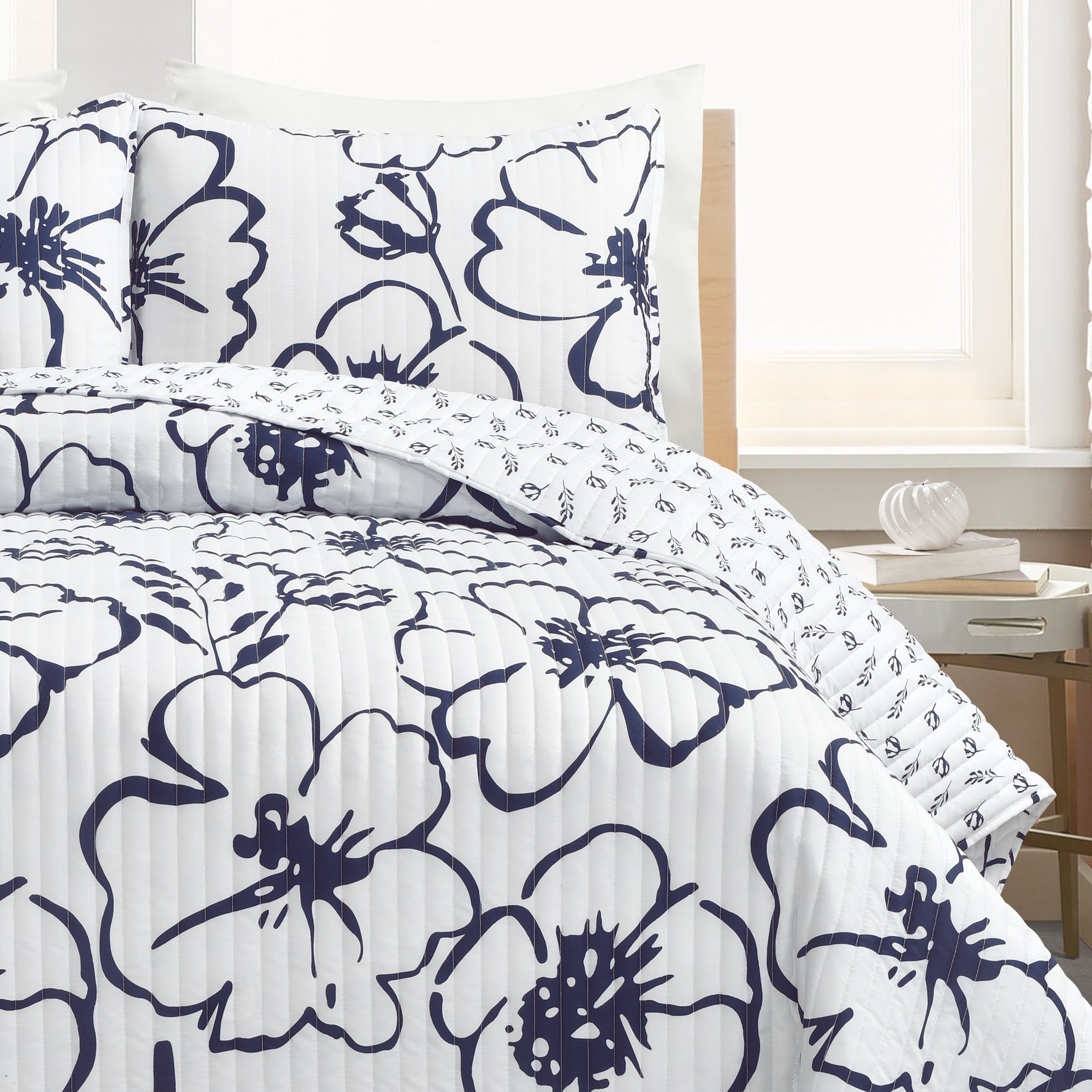 Scandinavian Floral Quilt 3 Piece Set