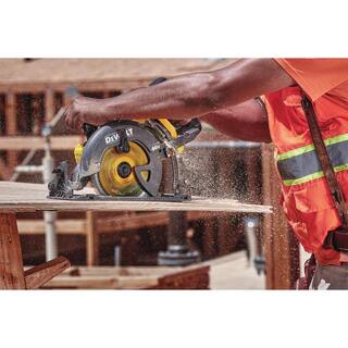 DW FLEXVOLT 60V MAX Cordless Brushless 7-14 in. Wormdrive Style Circular Saw and (1) FLEXVOLT 6.0Ah Battery DCS577W606