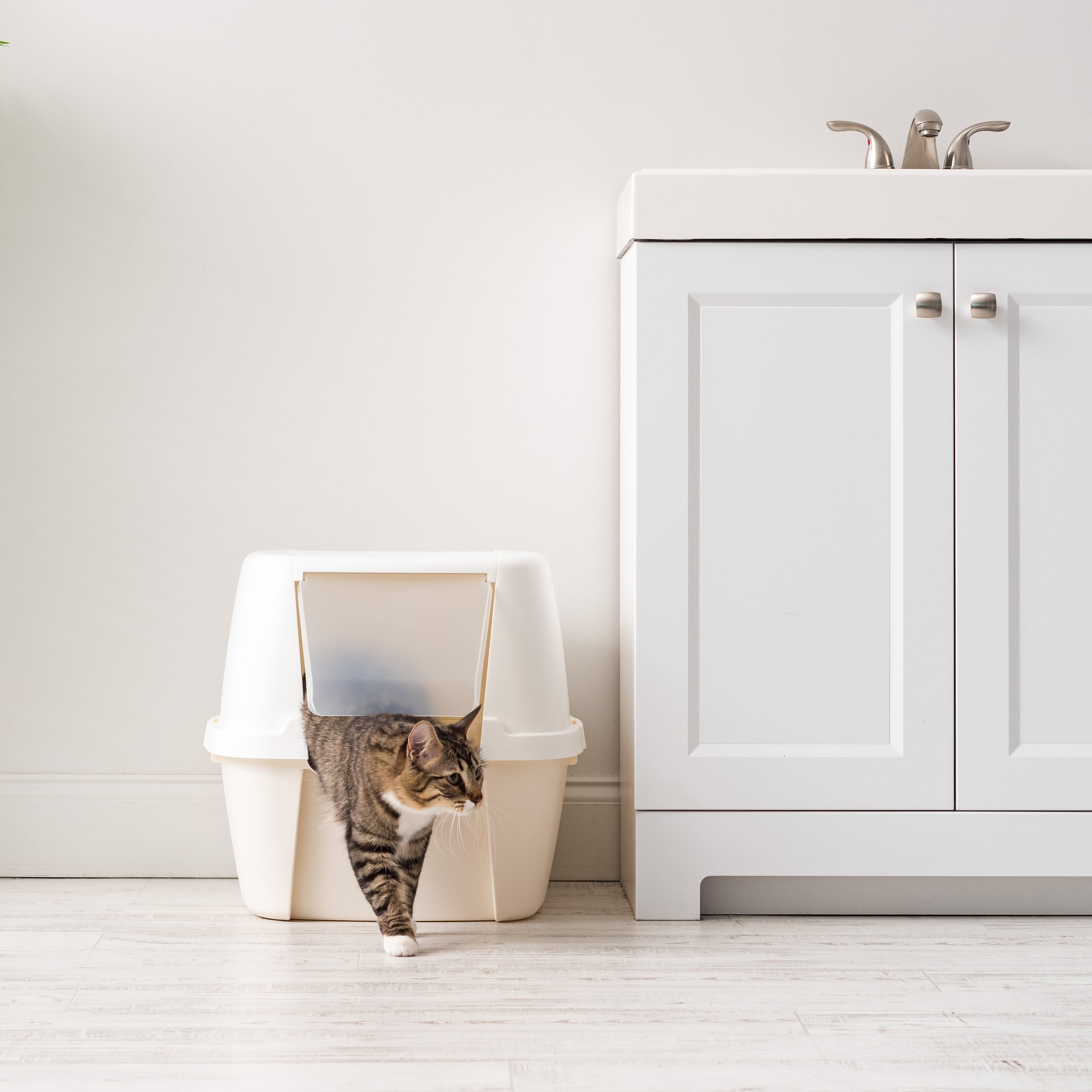 IRIS USA Jumbo Hooded Litter Box with Scoop， Off White