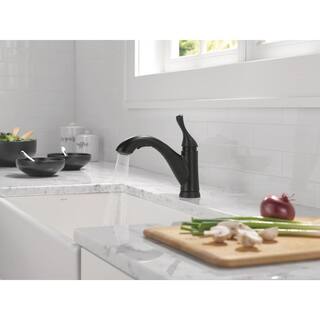 Delta Grant Single-Handle Pull-Out Sprayer Kitchen Faucet in Matte Black 16953-BL-DST