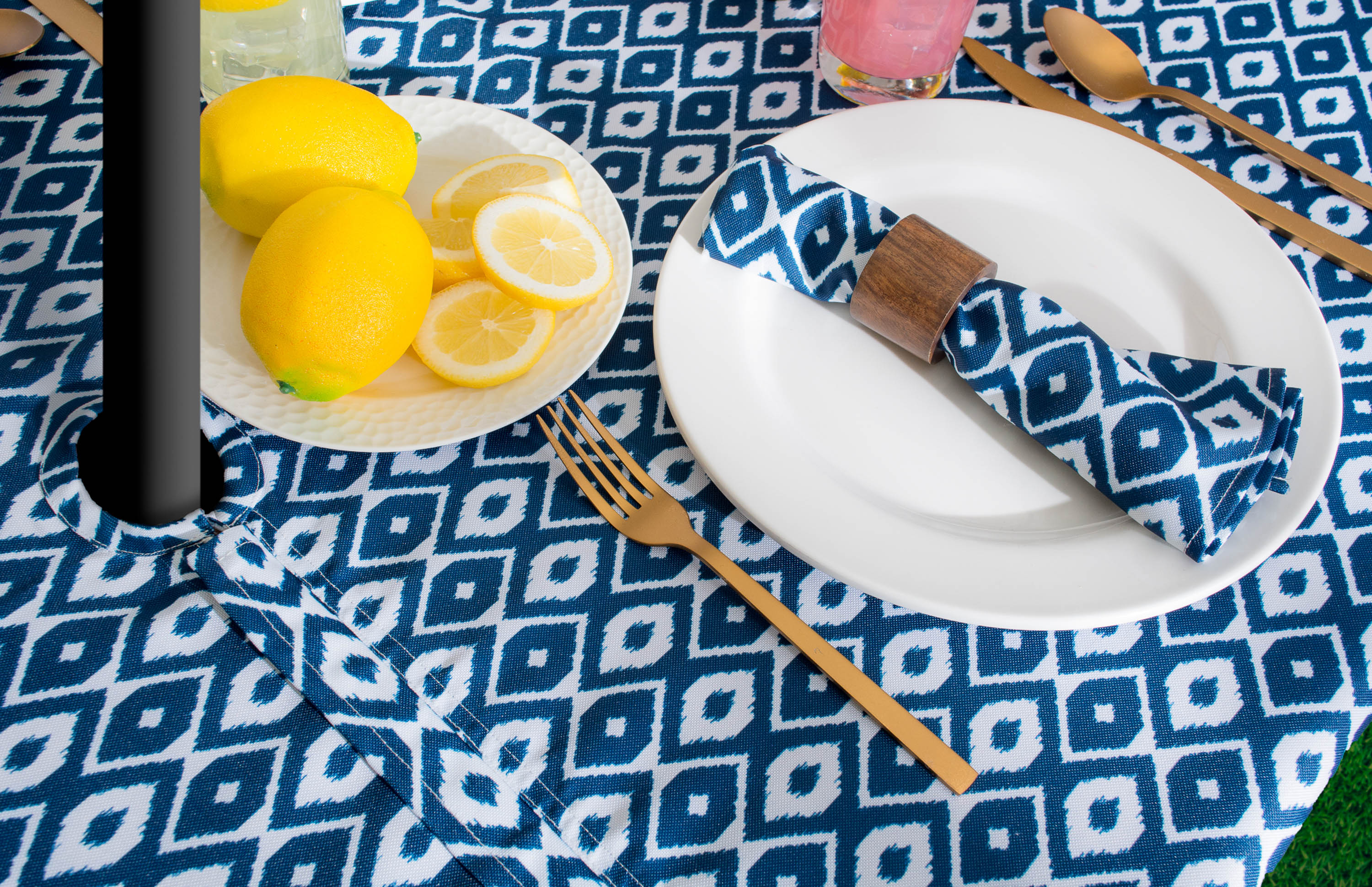 Blue Ikat Outdoor Tablecloth With Zipper 52 Round