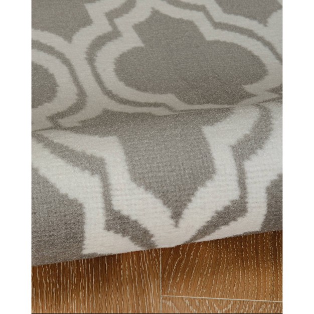 Capri Quatrafoil Rug Linon