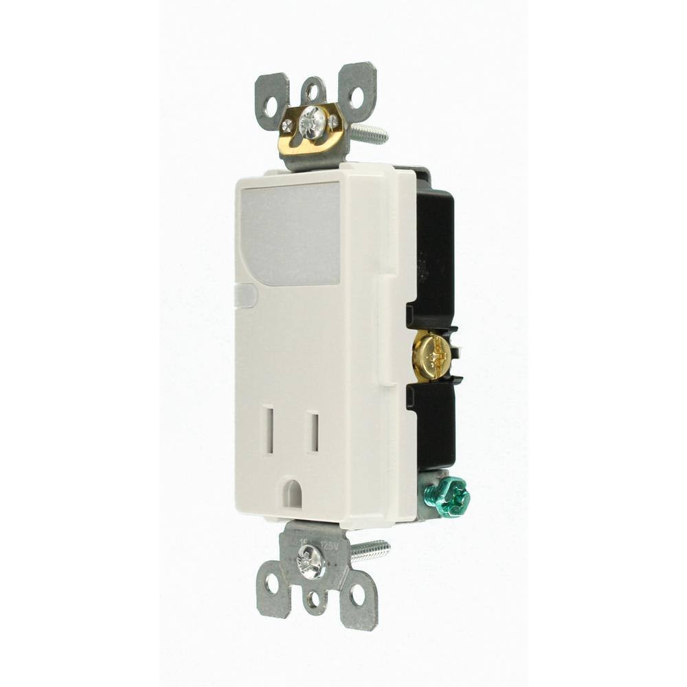 Leviton Decora 15 Amp Combination Single Outlet with LED Sensor Guide Light White T6525-W