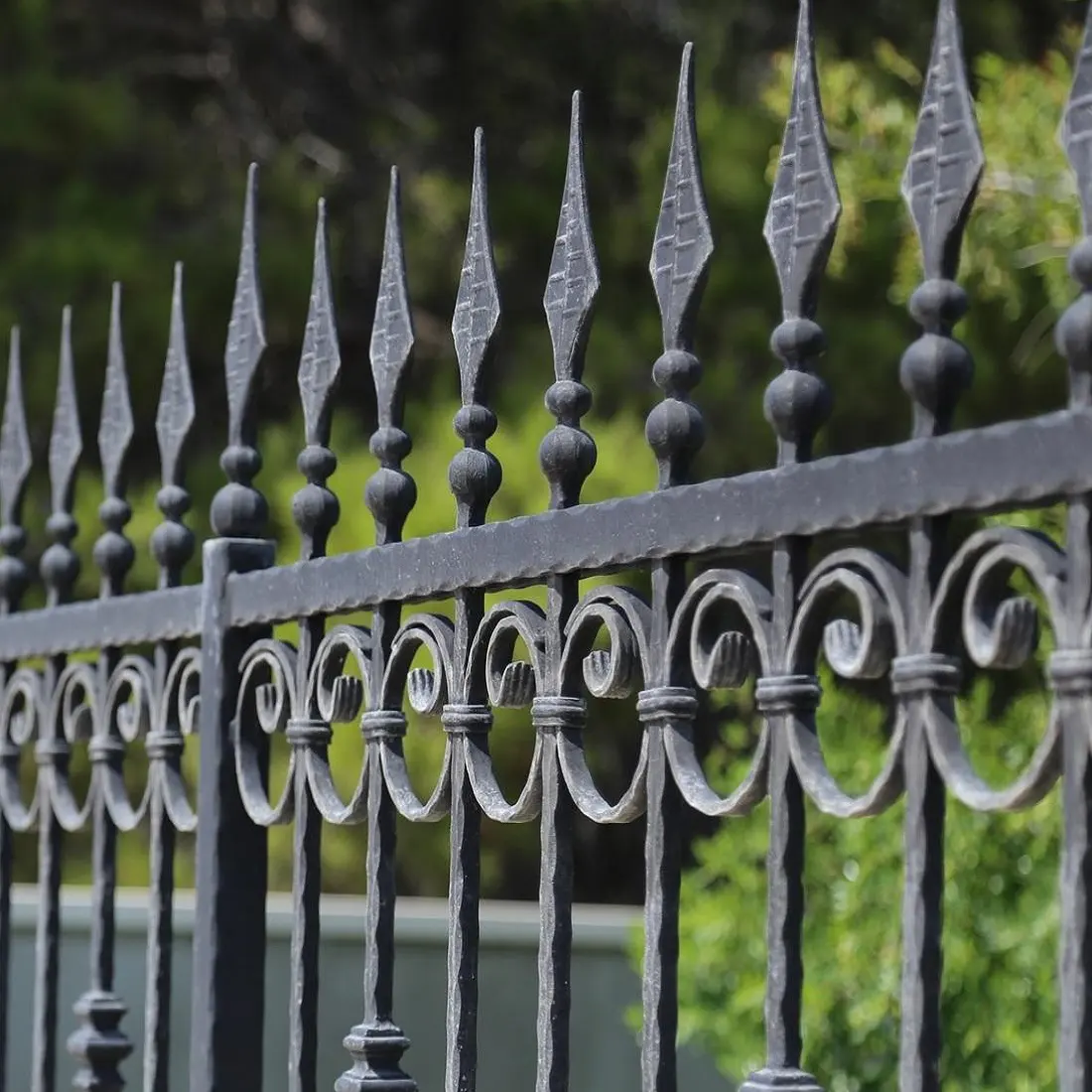 China Supply has assembled an outdoor iron fence with