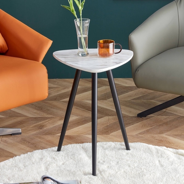 Modern Minimalism Sofa Table with Triangle Faux Marble Top， Small Accent Coffee Table with Metal Legs for Living Room