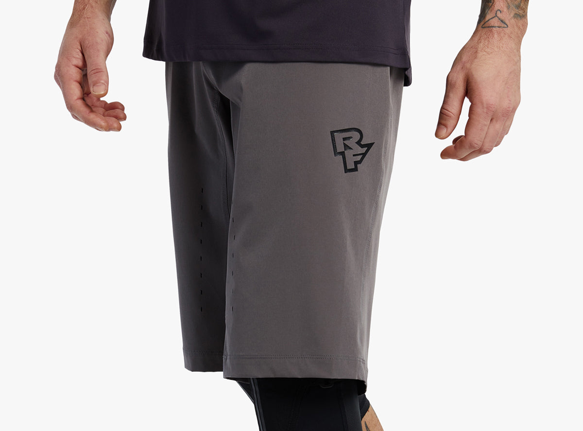Race Face Traverse MTB Short - Charcoal - 2022