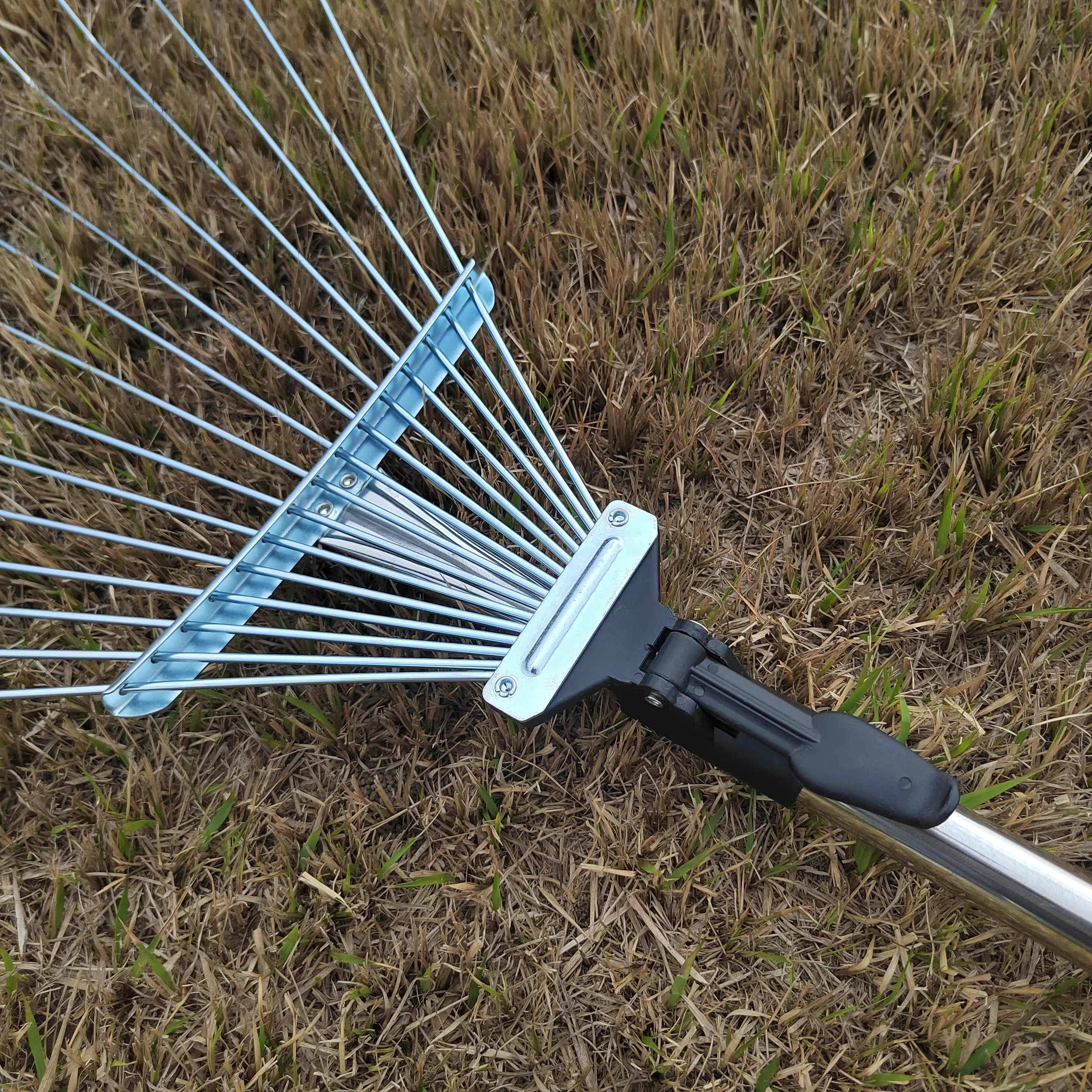 Adjustable Garden Leaf Rake Telescopic Metal Rake Expandable Folding Leaves Rake for Lawn Yard Flowers Beds and Roof