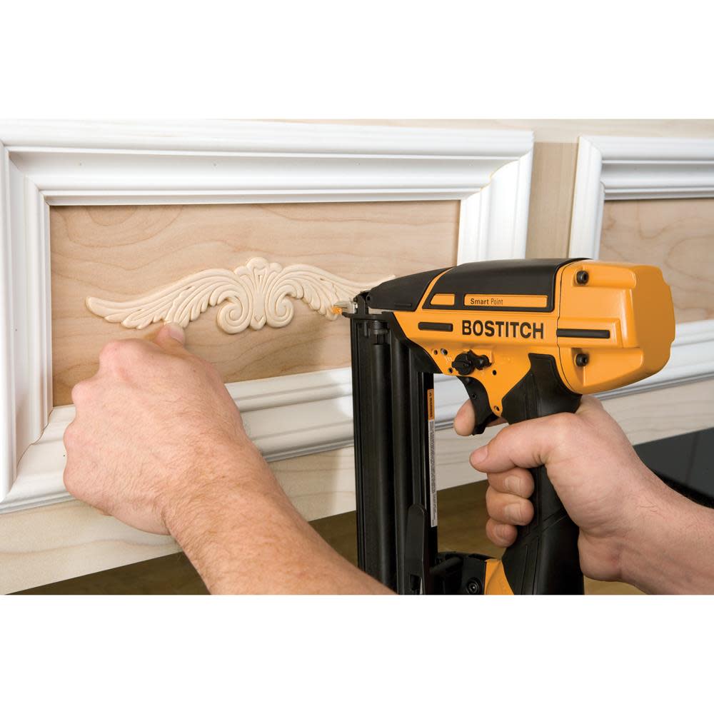 2.125-in x 18-Gauge Clip Head Brad Pneumatic Nail Gun Kit ;