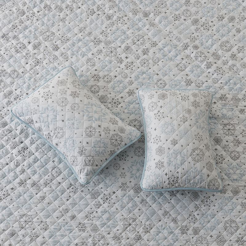 Madelinen? Winter Snowflake Reversible Quilt Set with Shams