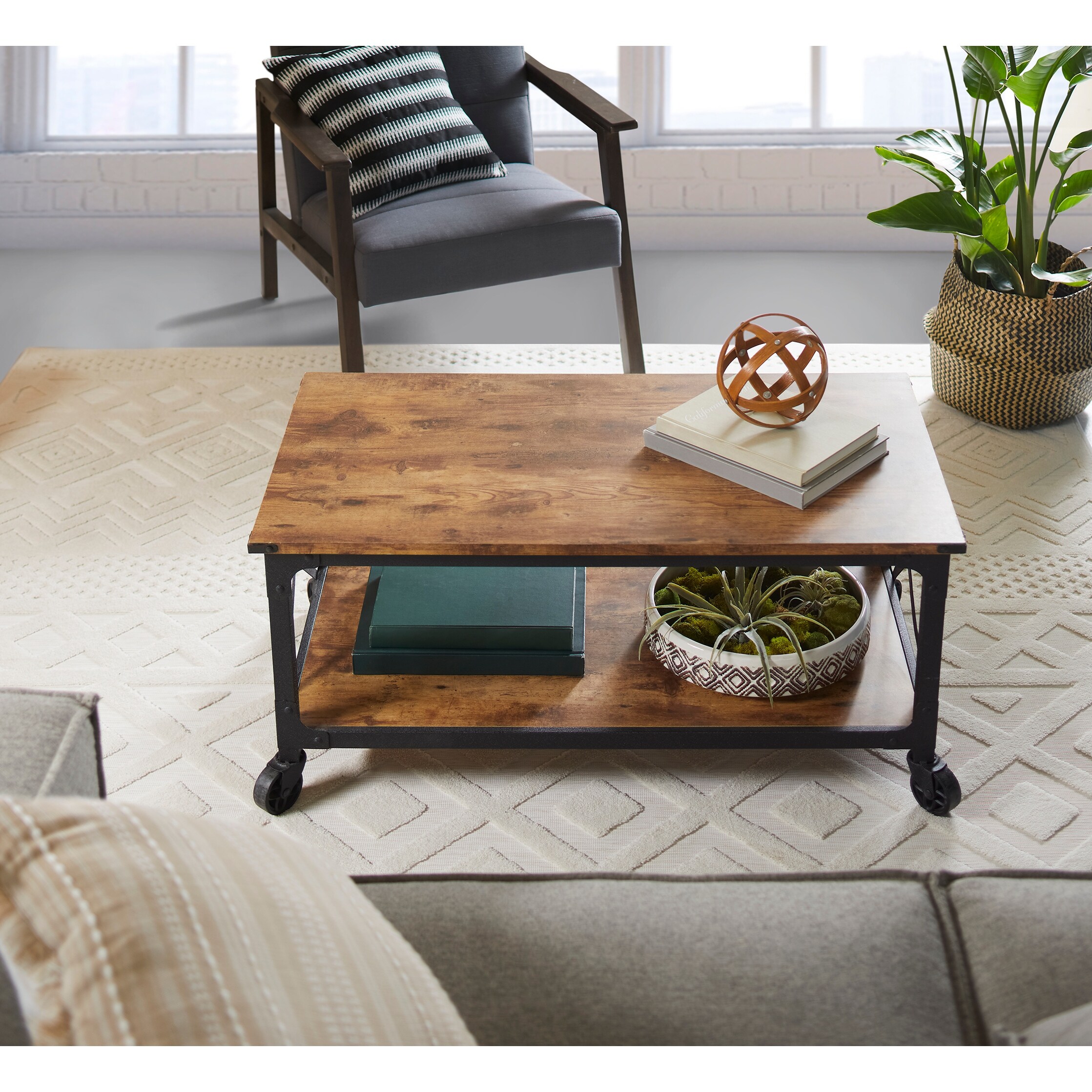 Rustic Country Coffee Table， Weathered Pine Finish