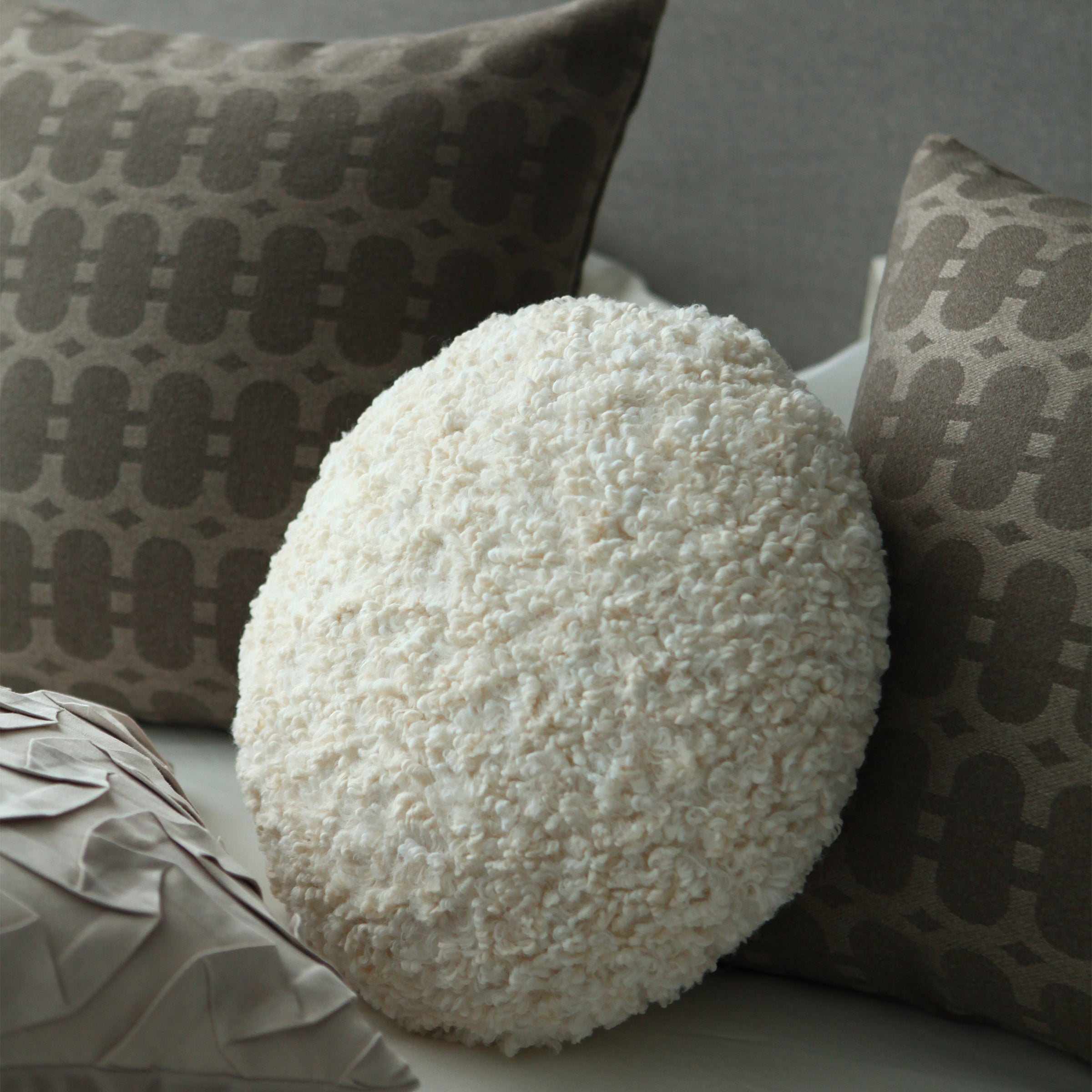 Eva Plush Round Cushion D 40Cm Ecc048