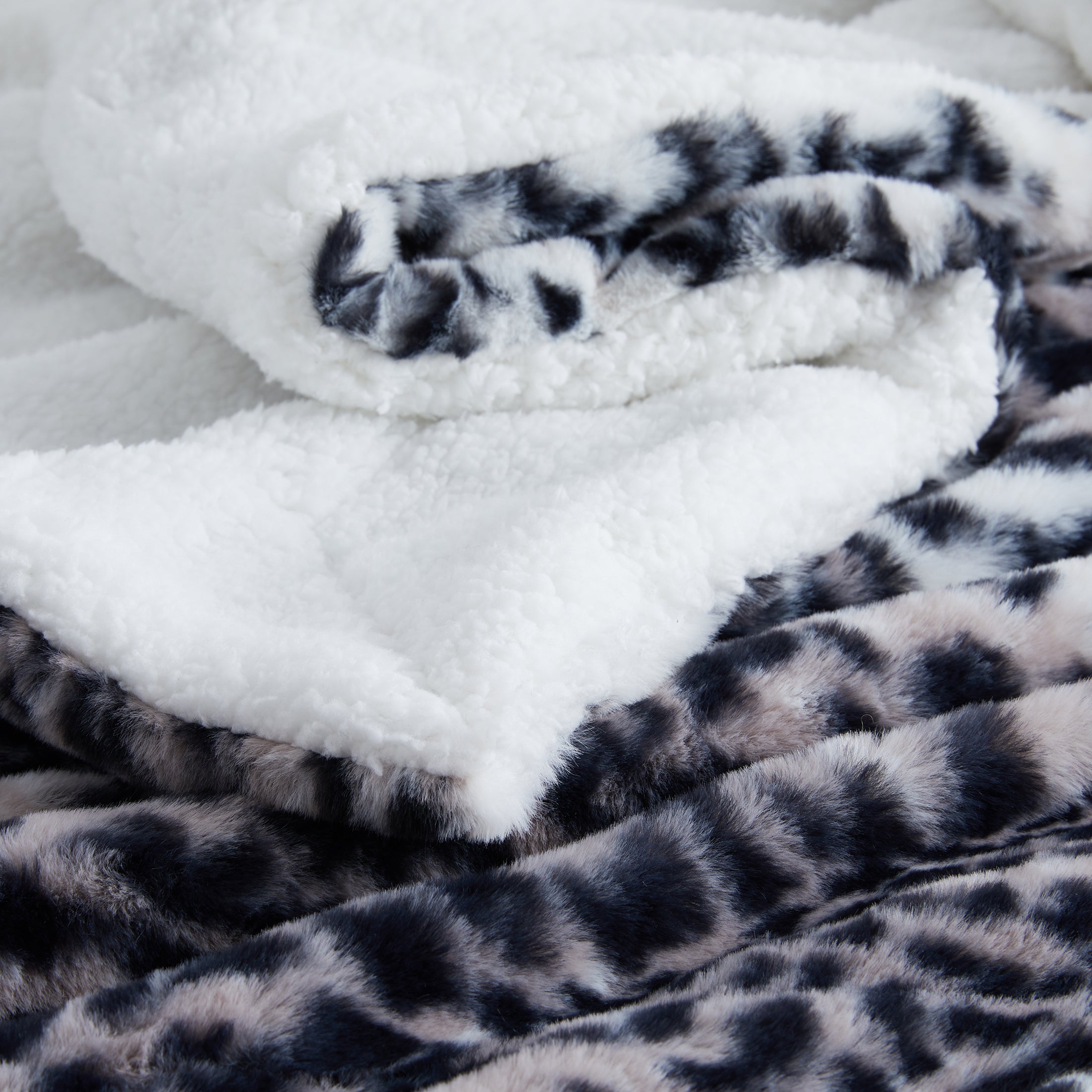 Better Homes and Gardens Leopard Gray Faux Fur and Sherpa Throw， Easy Wash， 50