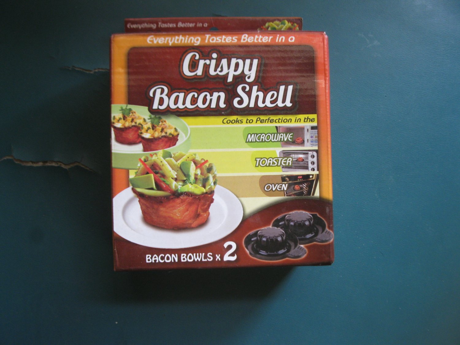 Crispy Bacon Shell.. Brand New in Package， neve rused. includes 2 bowls