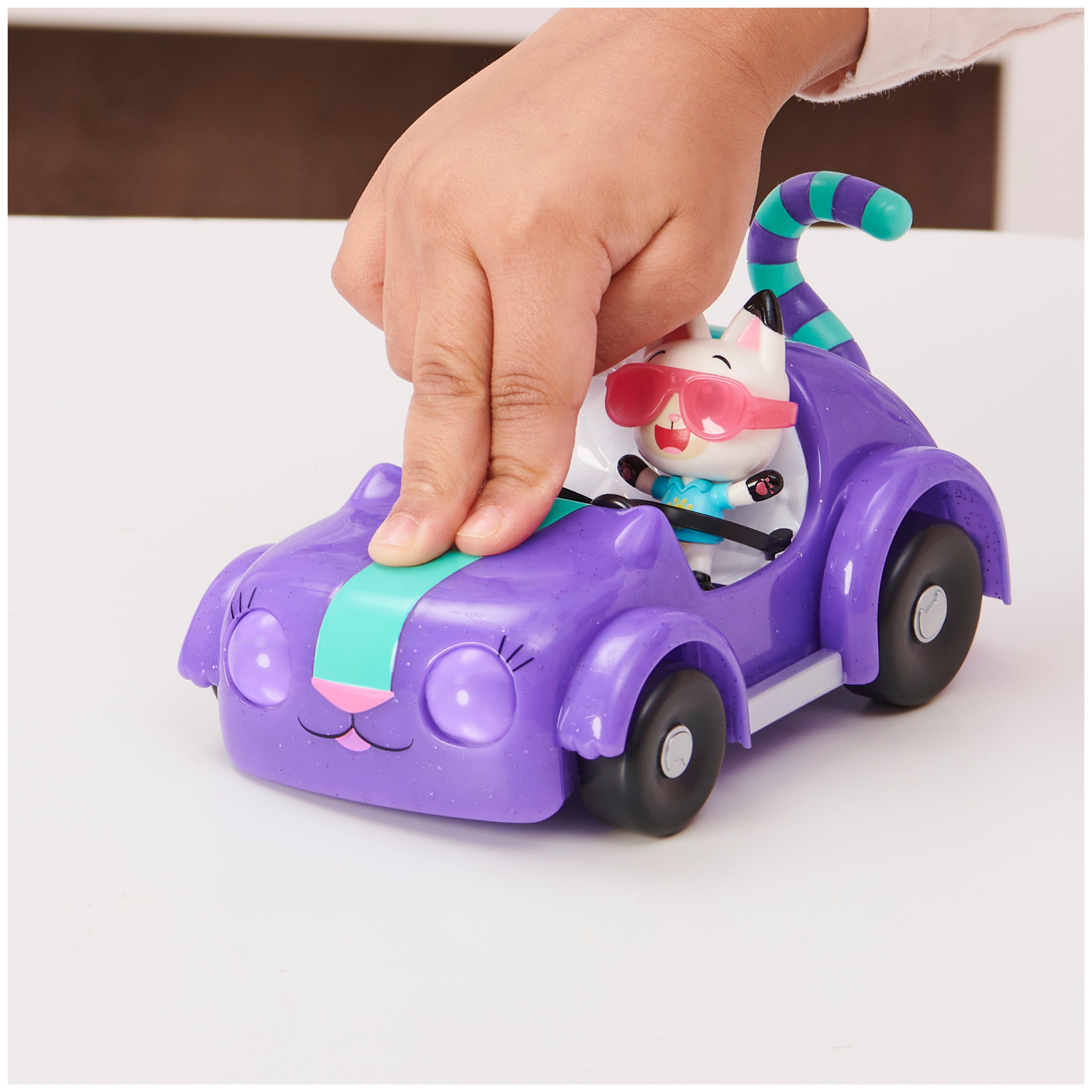 Gabby’s Dollhouse， Carlita Toy Car with Pandy Paws Collectible Figure and 2 Accessories， Kids Toys for Ages 3 and up