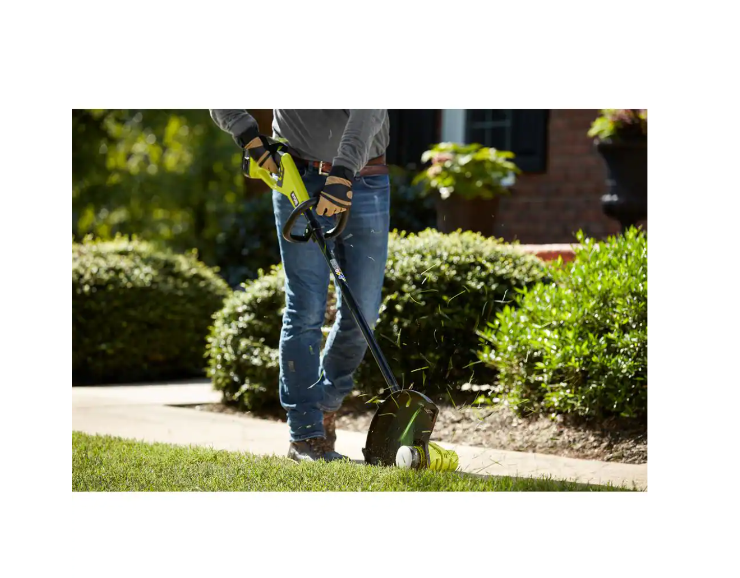 RYOBI P20140-AC ONE+ 18V 13 in. Cordless Battery String Trimmer/Edger with Extra 3-Pack of Spools， 4.0 Ah Battery and Charger