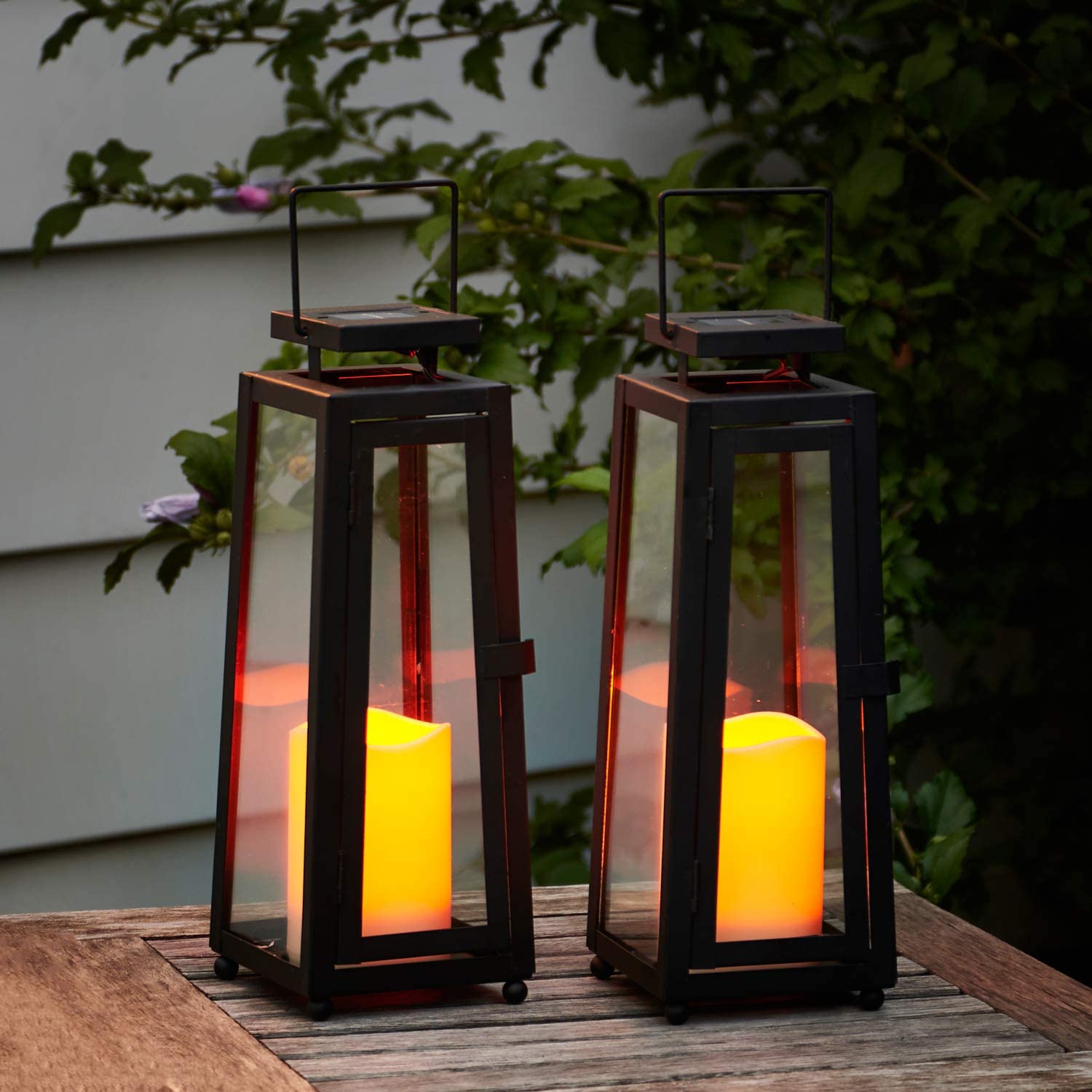 LampLust Quincy Black Medium Solar Metal Lanterns， Set of 2 - 4 x 11