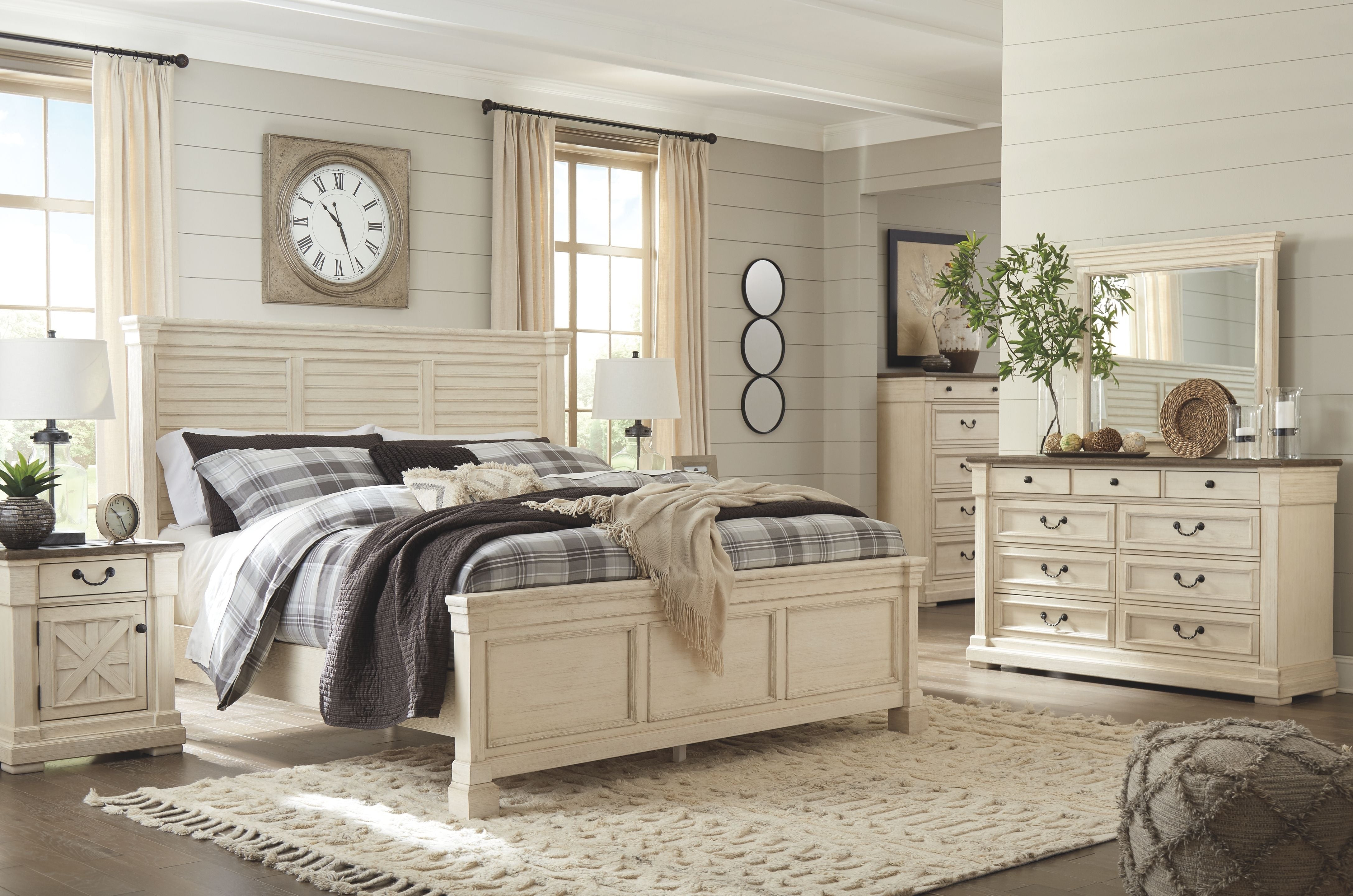 Bolanburg Queen Louvered Bed with Dresser, Mirror & Nightstand