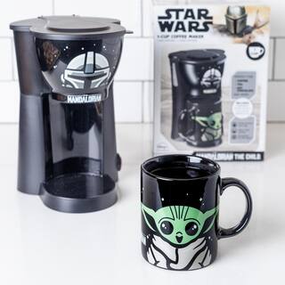 Uncanny Brands The Mandalorian Single Cup Coffee Maker with Mug CM-SRW-MAN1