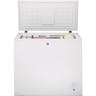 GE Garage Ready 7.0 cu. ft. Manual Defrost Chest Freezer in White FCM7STWW