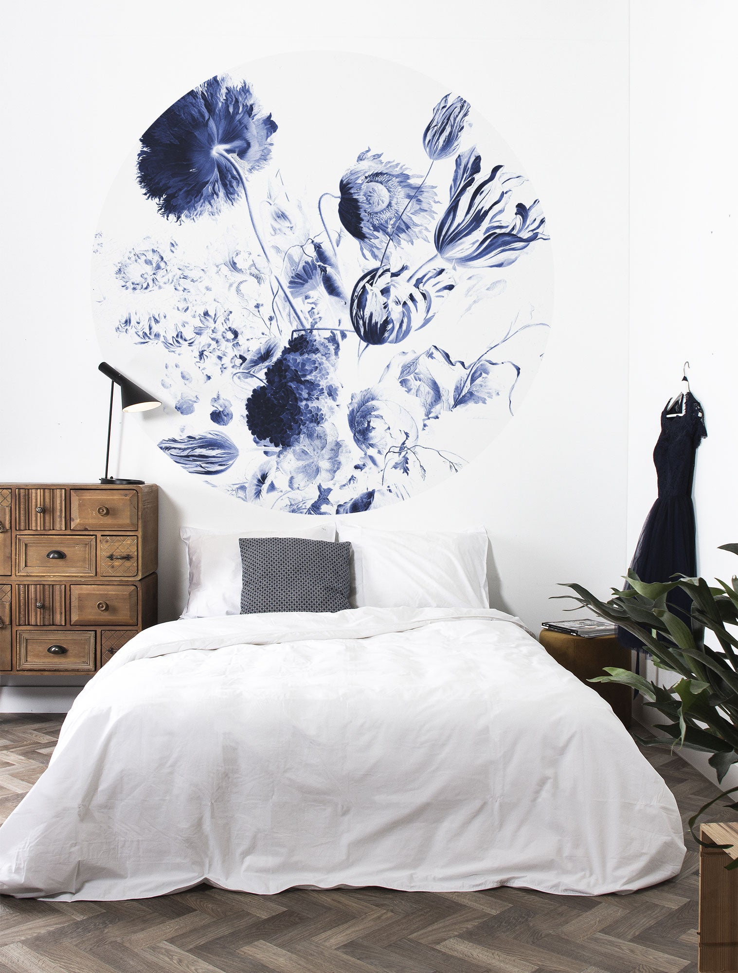 Royal Blue Flowers 002 Wallpaper Circle by KEK Amsterdam