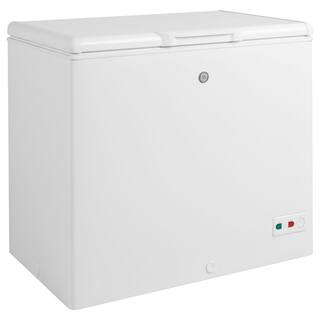 GE Garage Ready 8.8 cu. ft. Manual Defrost Chest Freezer in White FCM9SRWW