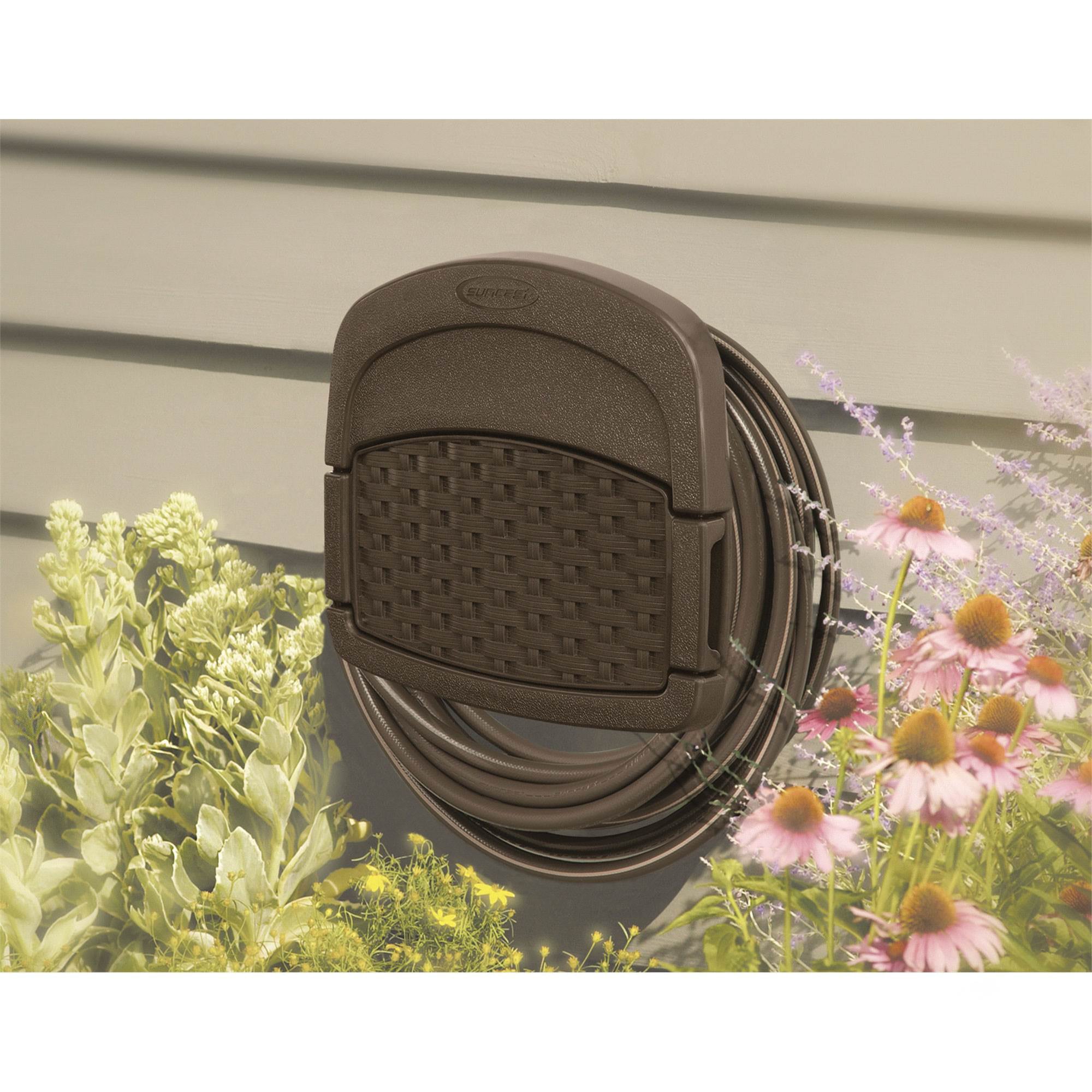 Suncast Hangout 150 Foot Resin Wicker Mounted Garden Storage Hose Reel， Brown