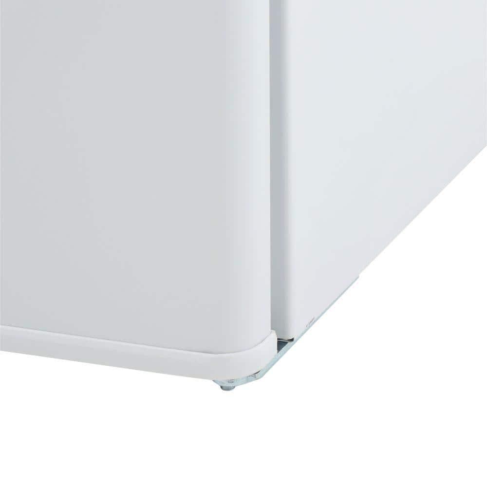 Magic Chef 26 cu ft Mini Fridge in White ENERGY STAR