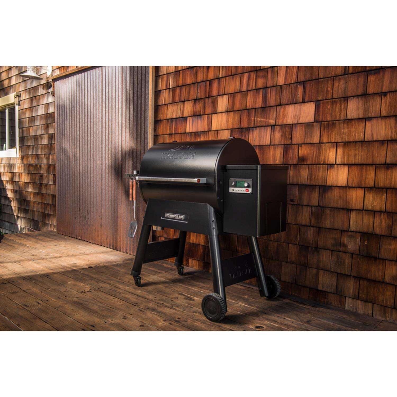 Traeger Ironwood 885 WiFi Wood Pellet Grill Black