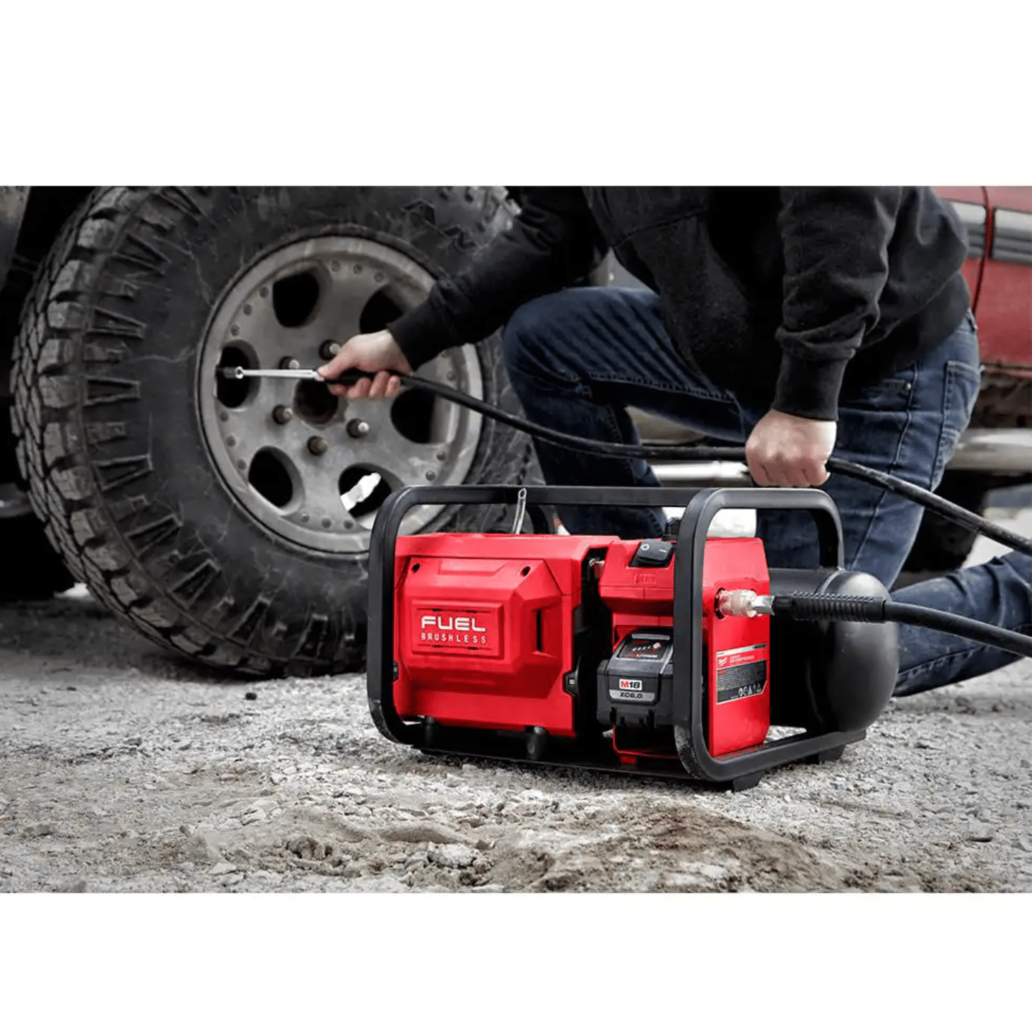 Milwaukee M18 Fuel 18-Volt Lithium-Ion Brushless Cordless 2 Gal. Electric Compact Quiet Compressor， Tool-Only (2840-20)