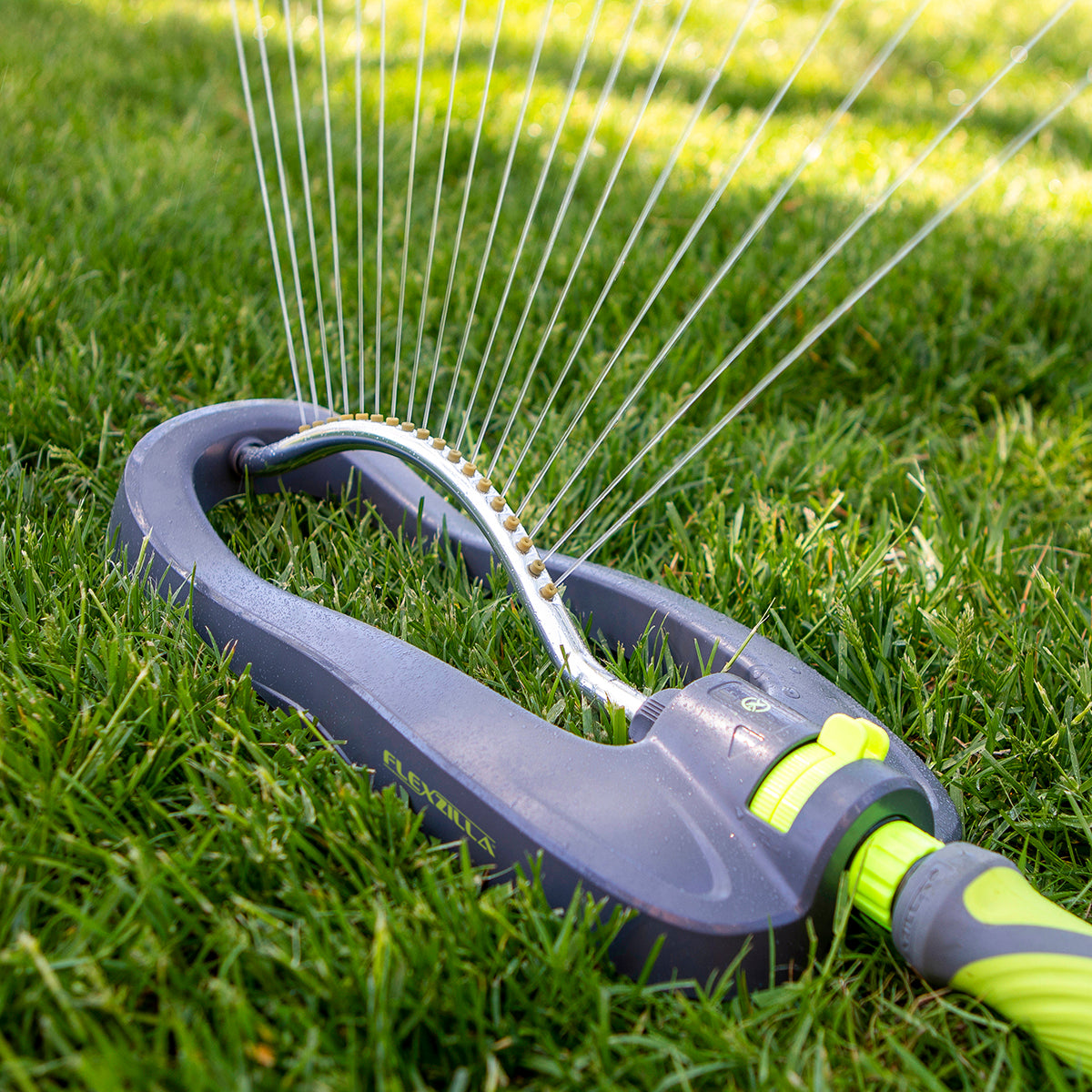 Flexzilla™ Oscillating Lawn Sprinkler， 2，400 sq. ft.