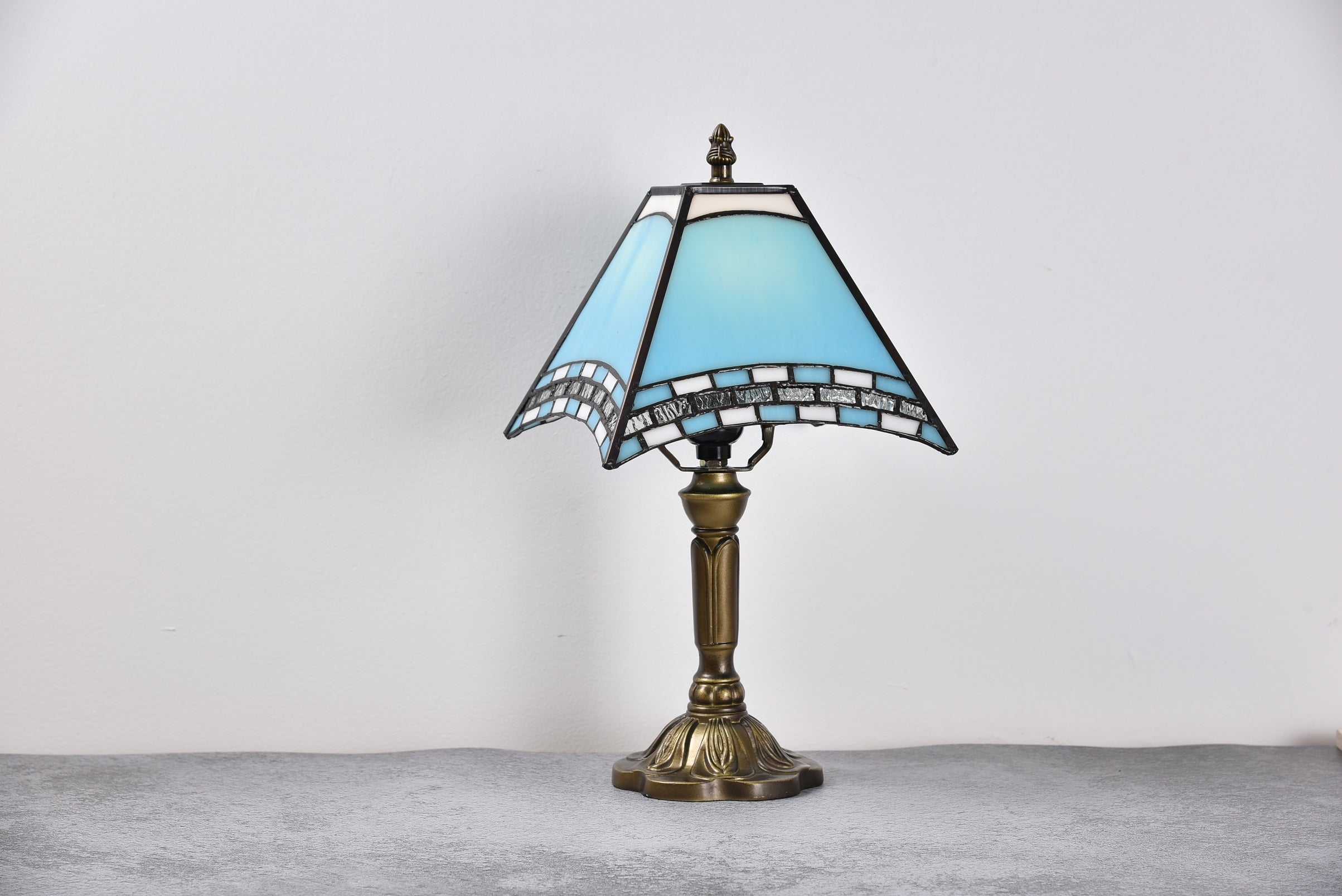 Chrlaon  Table Lamp Stained Glass Bedside Lamp for Living Room Bedroom Traditional Desk Light