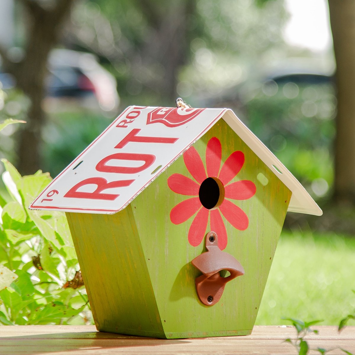 Glitzhome Washed Wood and Metal Birdhouse with Unique Licence Plate Roof