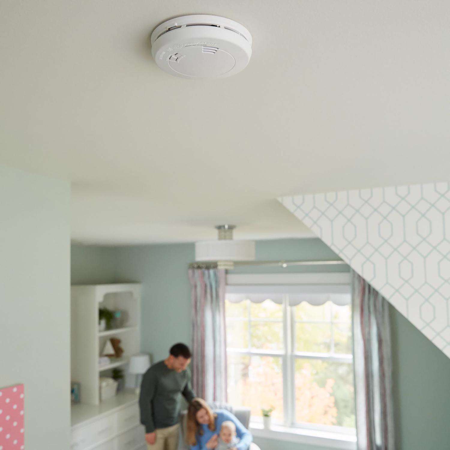 First Alert Battery-Powered Electrochemical/Photoelectric Smoke and Carbon Monoxide Detector