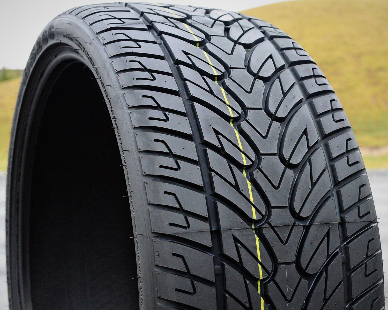 Tire Fullway HS266 295/35R24 110V XL A/S Performance