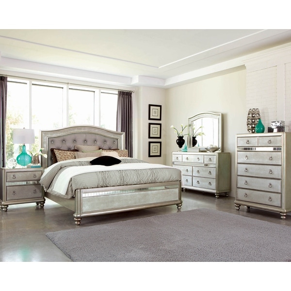 Luxe Metallic 4-piece Upholstered Bedroom Set with 2 Nightstands - - 28254594