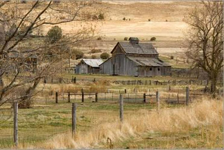 Roadside Barn， Stretched Canvas Wall Art by Romona Murdock Sold by ArtCom