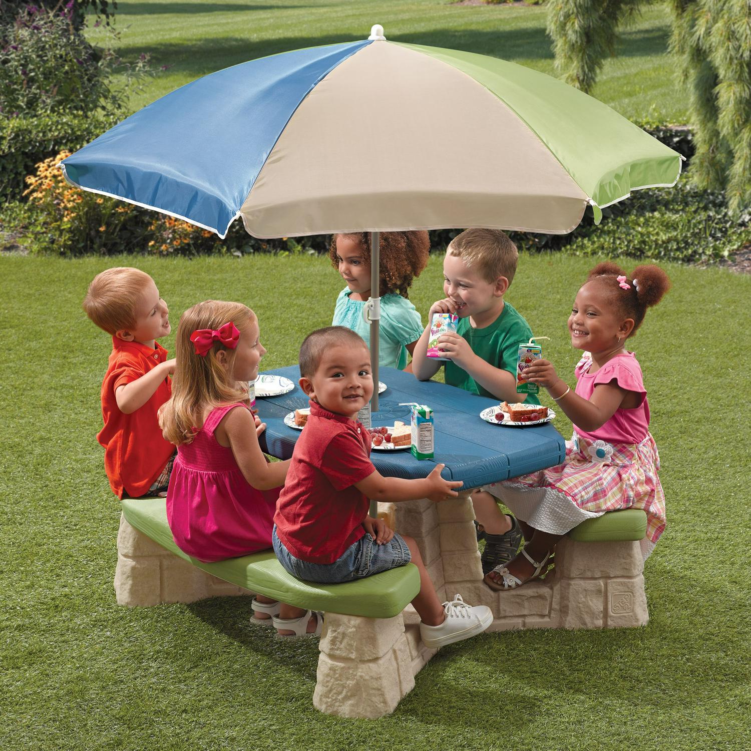 Step2 Naturally Playful Picnic Table with Removable Umbrella， Plastic