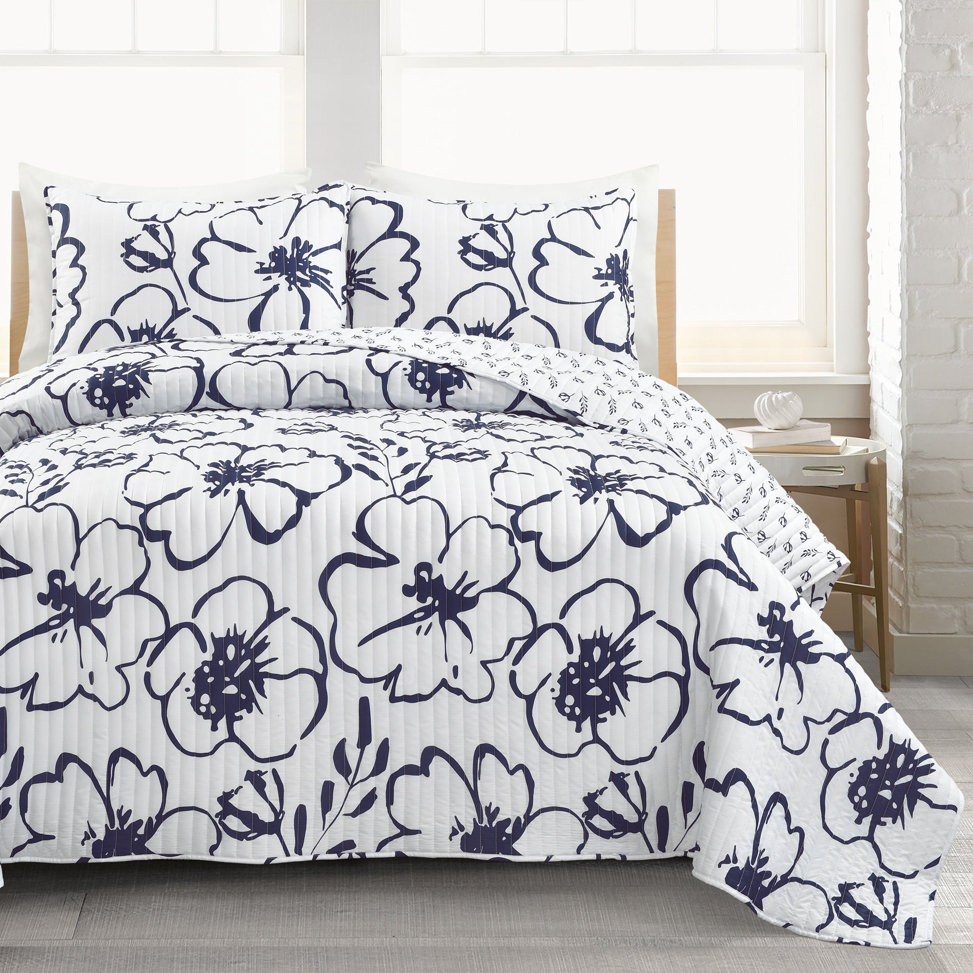 Scandinavian Floral Quilt 3 Piece Set