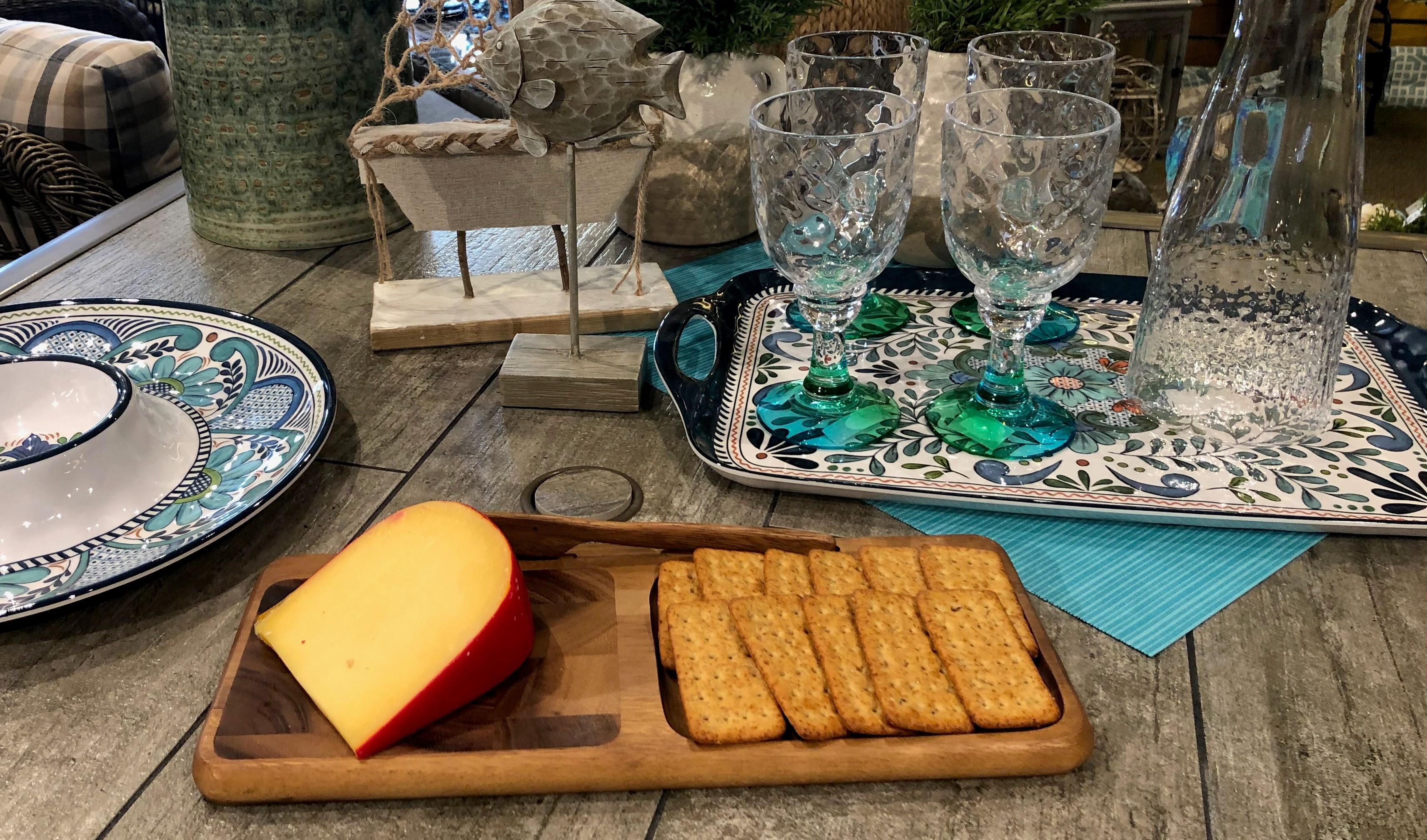 Kalmar Home Cheeseboard with End Grain Inlay， Knife Included