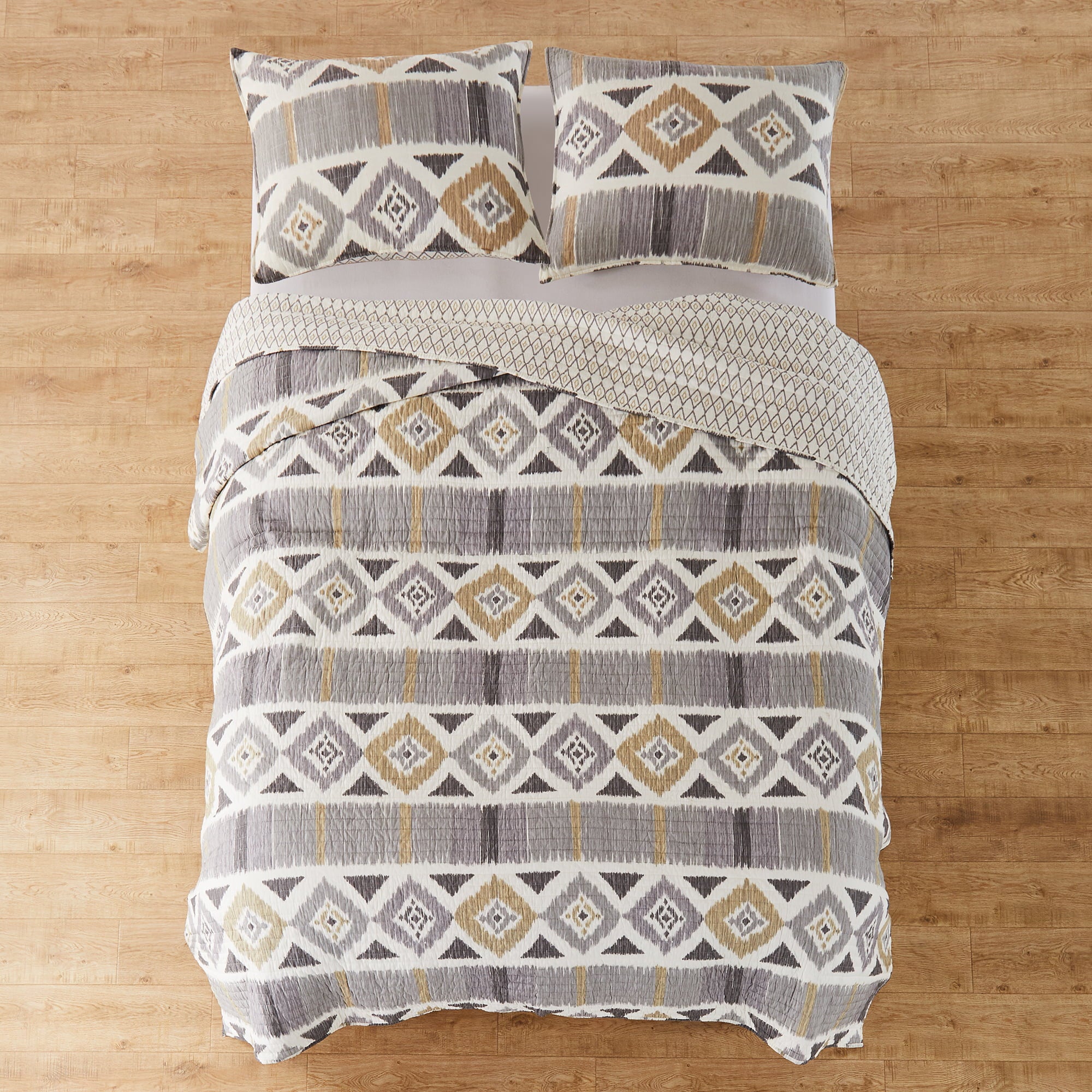 Levtex Home - Santa Fe Quilt - Ikat Pattern in Soft Grey， Cream and Tan - Full/Queen Quilt Size (88 x 92in.) - Reversible Pattern - Cotton - Shams Sold Separately