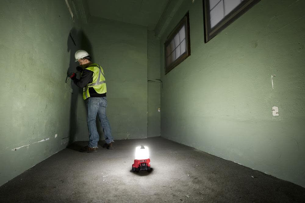 Milwaukee M18 RADIUS Compact Site Light with Flood Mode 2144-20 from Milwaukee