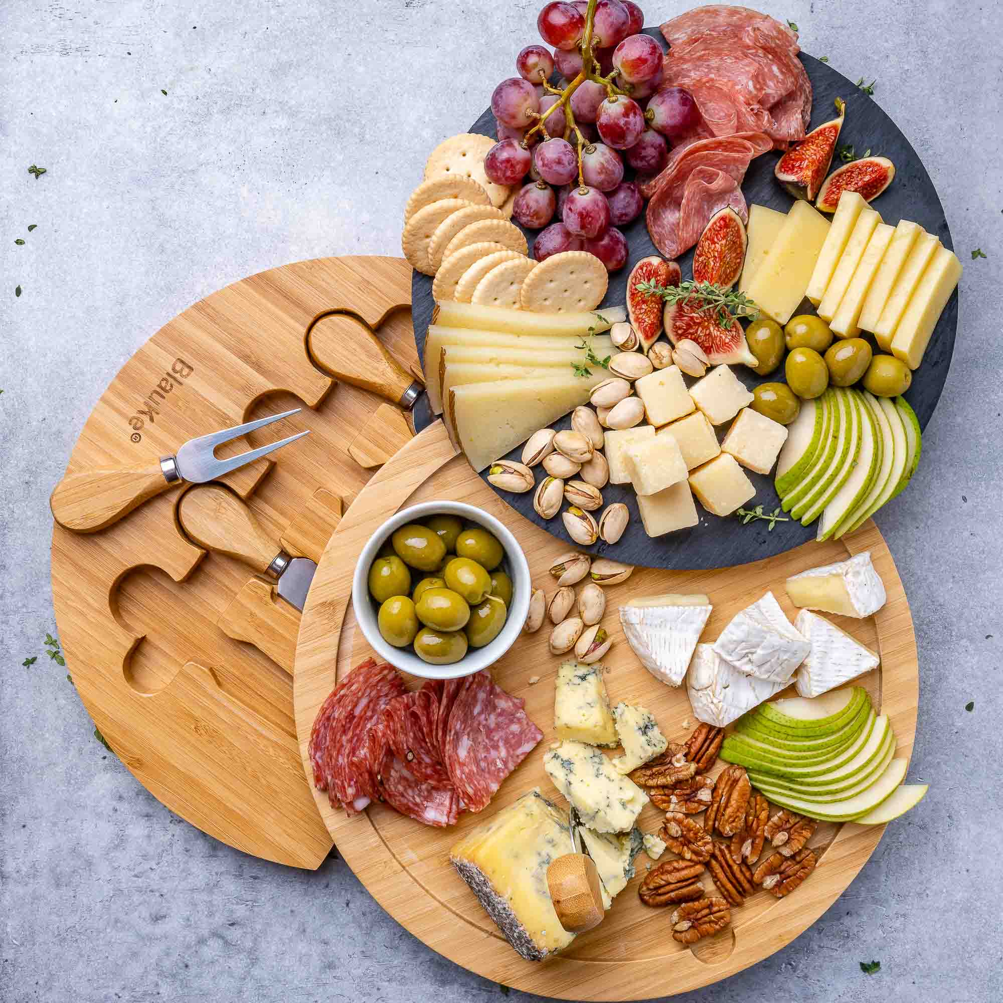 BlauKe® Bamboo Cheese Board with Knife Set and Slate – 12 inch Round Charcuterie Board， Serving Tray， Platter， Wood Cheese Board Set – Gift Idea