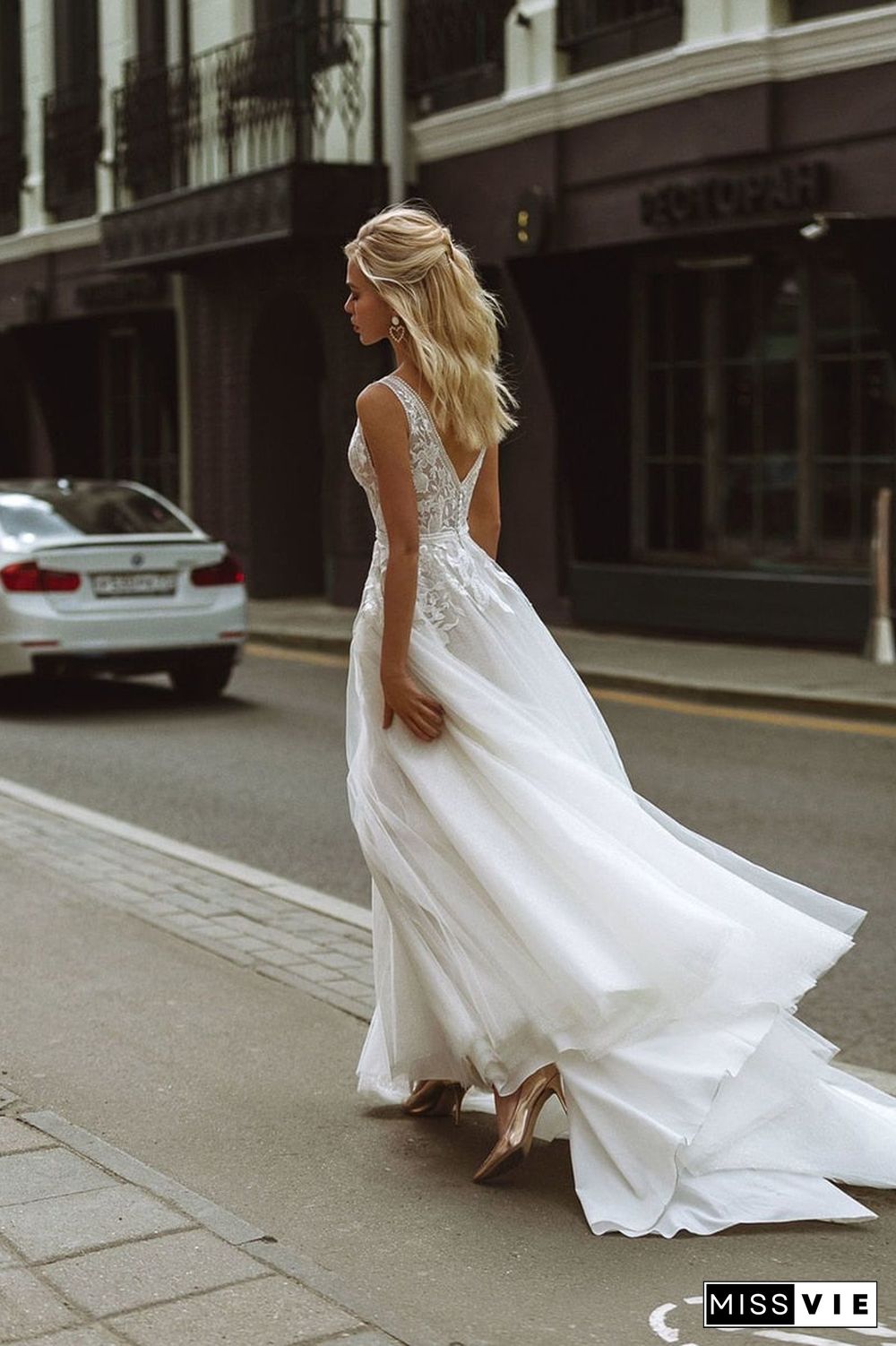 Boho Wedding Dresses Deep V-Neck Appliques Lace Pearls Butons Back A-Line Tulle Formal Gown Beach Simple Bridal Dress