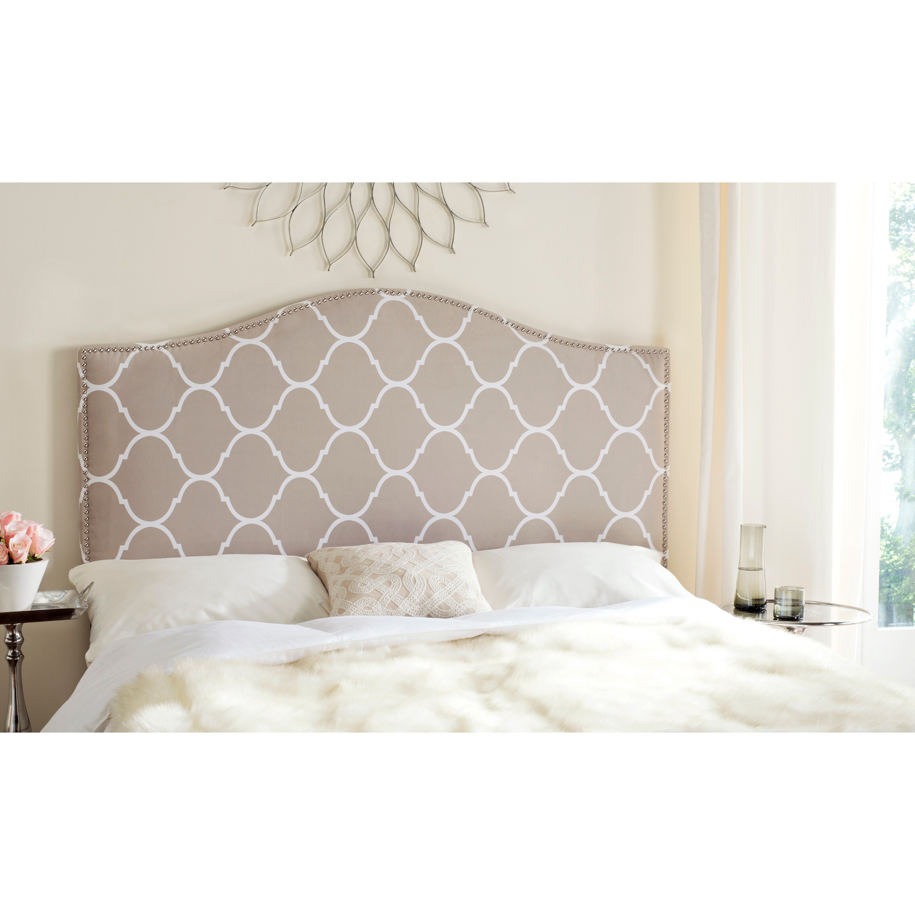 SAFAVIEH Connie Pearl Grey Moroccan Pattern Camelback Headboard - Silver Nailhead (Queen) - - 9529839