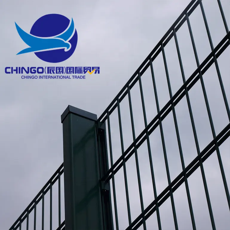 Wholesale cheap outdoor galvanized steel fence  white mesh wire fence panels  metal wire mesh fence farm fence