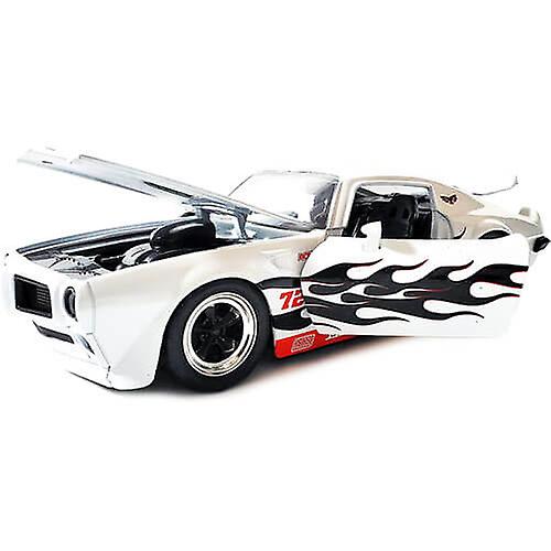 Pontiac Firebird 1972 1:24 Scale Diecast Vehicle (White)