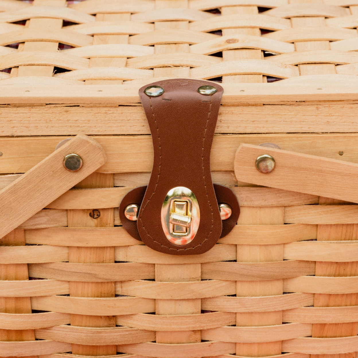 Gingham Lined Woodchip Picnic Basket With Lid and Movable Handles