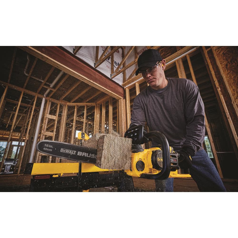 DW FLEXVOLT 60 V MAX* Brushless Chainsaw DCCS670X1 from DW