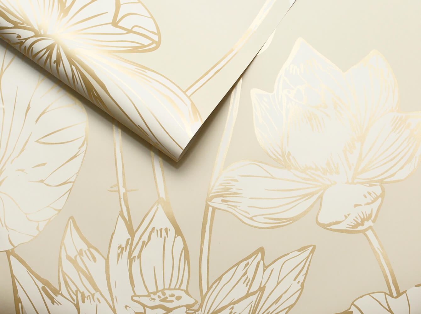 Lotus Floral Peel-and-Stick Wallpaper in Gold and Cream